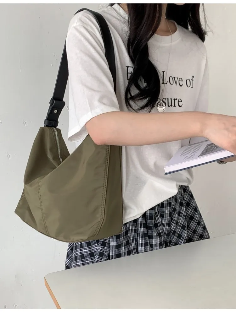 

Casual Simple Shoulder Bags For Women Korean Nylon Pleated Large Capacity Tote Bags 2025 New Summer Fashion Solid Trend Handbags