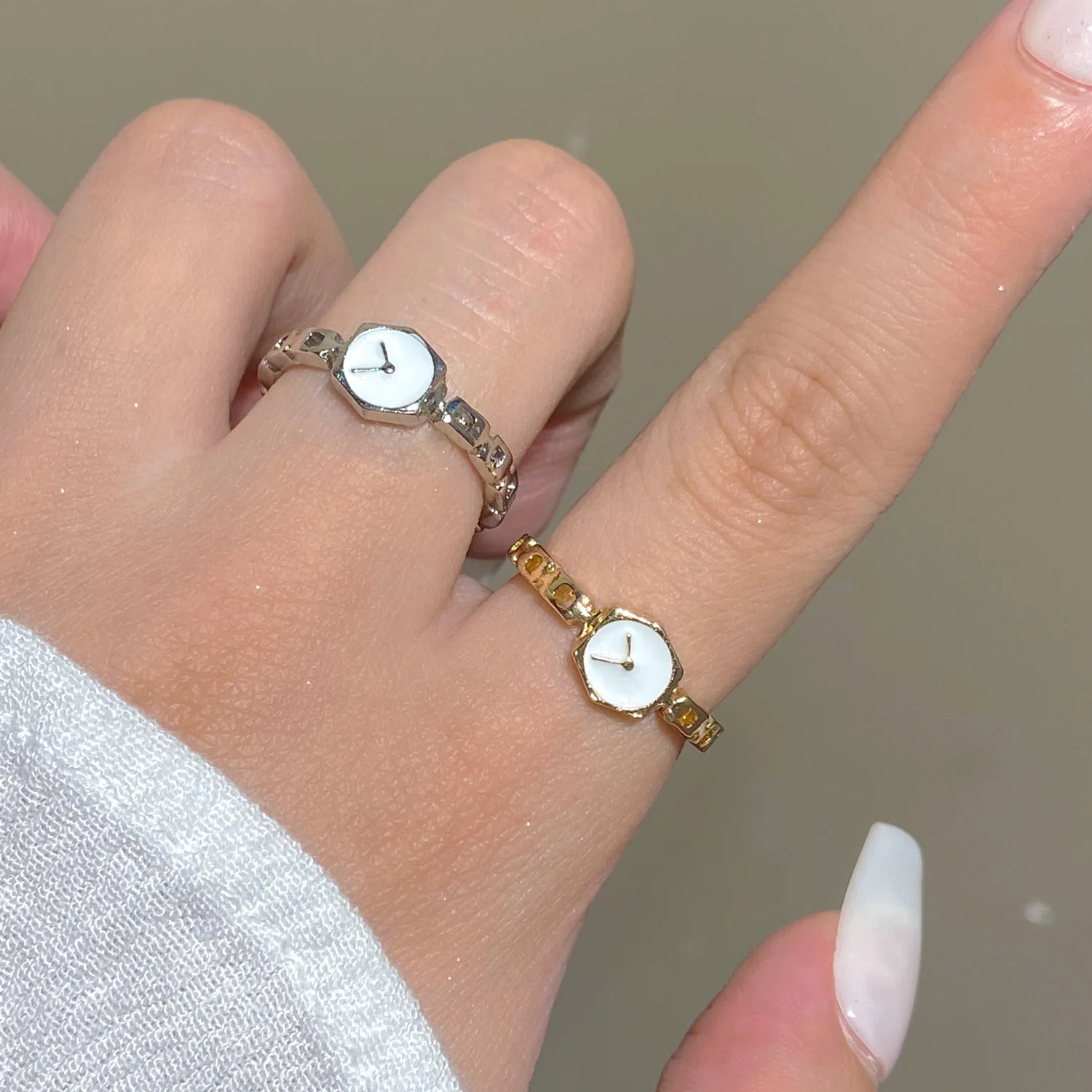 Creative and fashionable watch dial with adjustable opening forehead ring drip oil reverse pointer dial clock chain Couple Ring