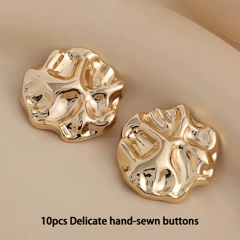 Ein Set mit 10 einzigartigen goldenen Knöpfen in den Größen 18 mm, 23 mm und 25 mm, geeignet für die Verwendung in der Bekleidungsindustrie, für Dekorationen und für Bastelprojekte. – Detail 8