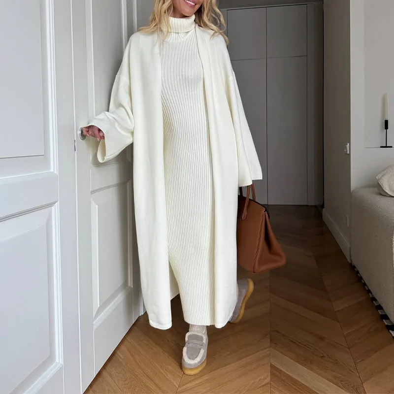 

Новый женский костюм-тройка 2026: облегающий кардиган с высоким воротом, юбка макси и свитер-жакет