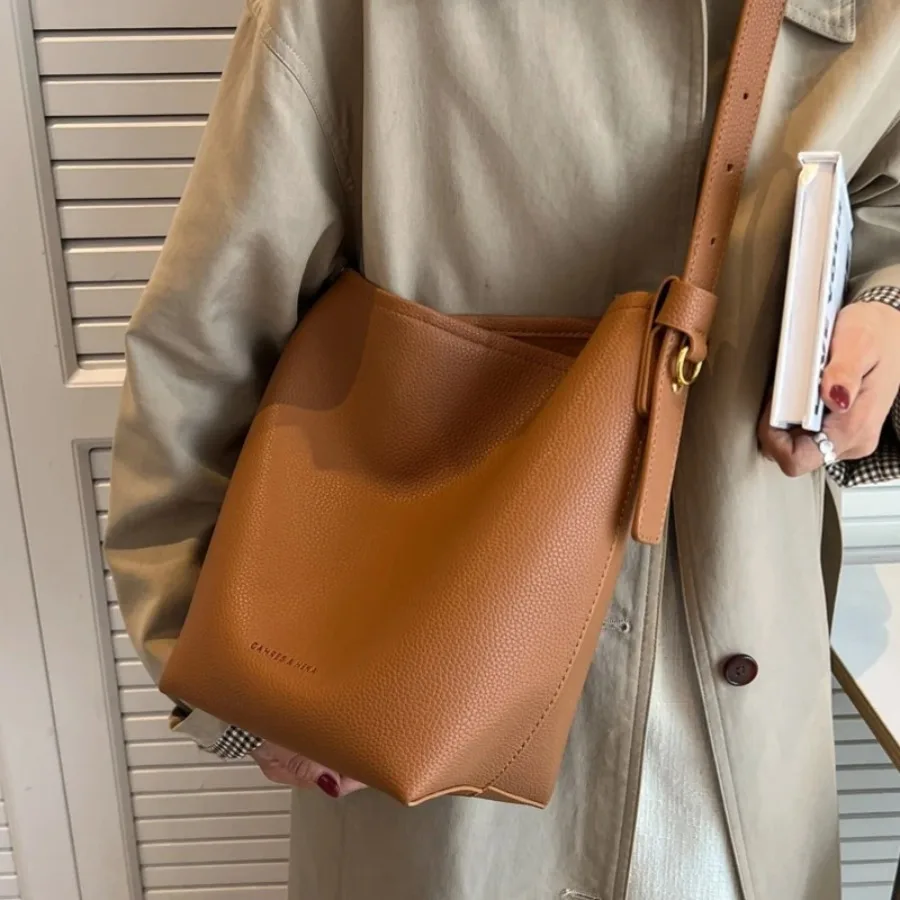 

Летняя мода, популярная винтажная простая женская сумка через плечо с улучшенным ощущением, нишевая дизайнерская супер популярная сумка-ведро для пригородных поездок