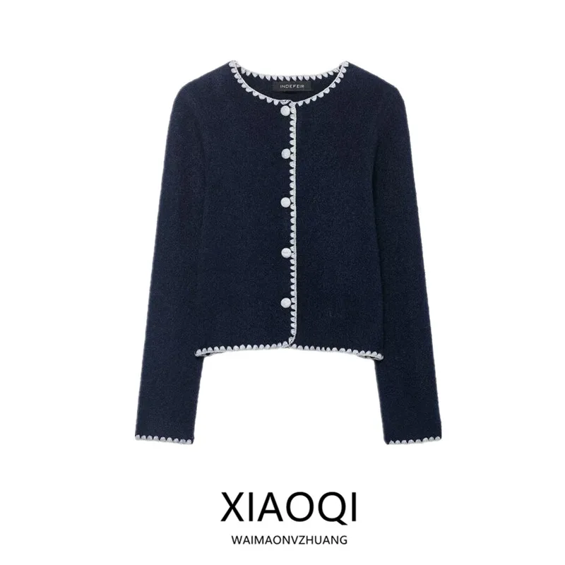 

Зима 2025: Новая женская вязаная куртка с круглым вырезом, длинными рукавами, вышивкой и цветовыми блоками. Модная верхняя одежда в европейском стиле.