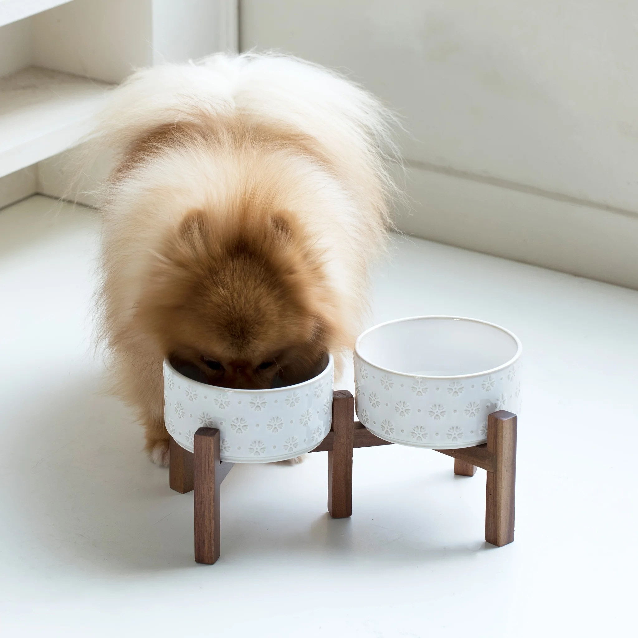 

Керамическая кормушка для животных с рельефным дизайном и деревянной подставкой