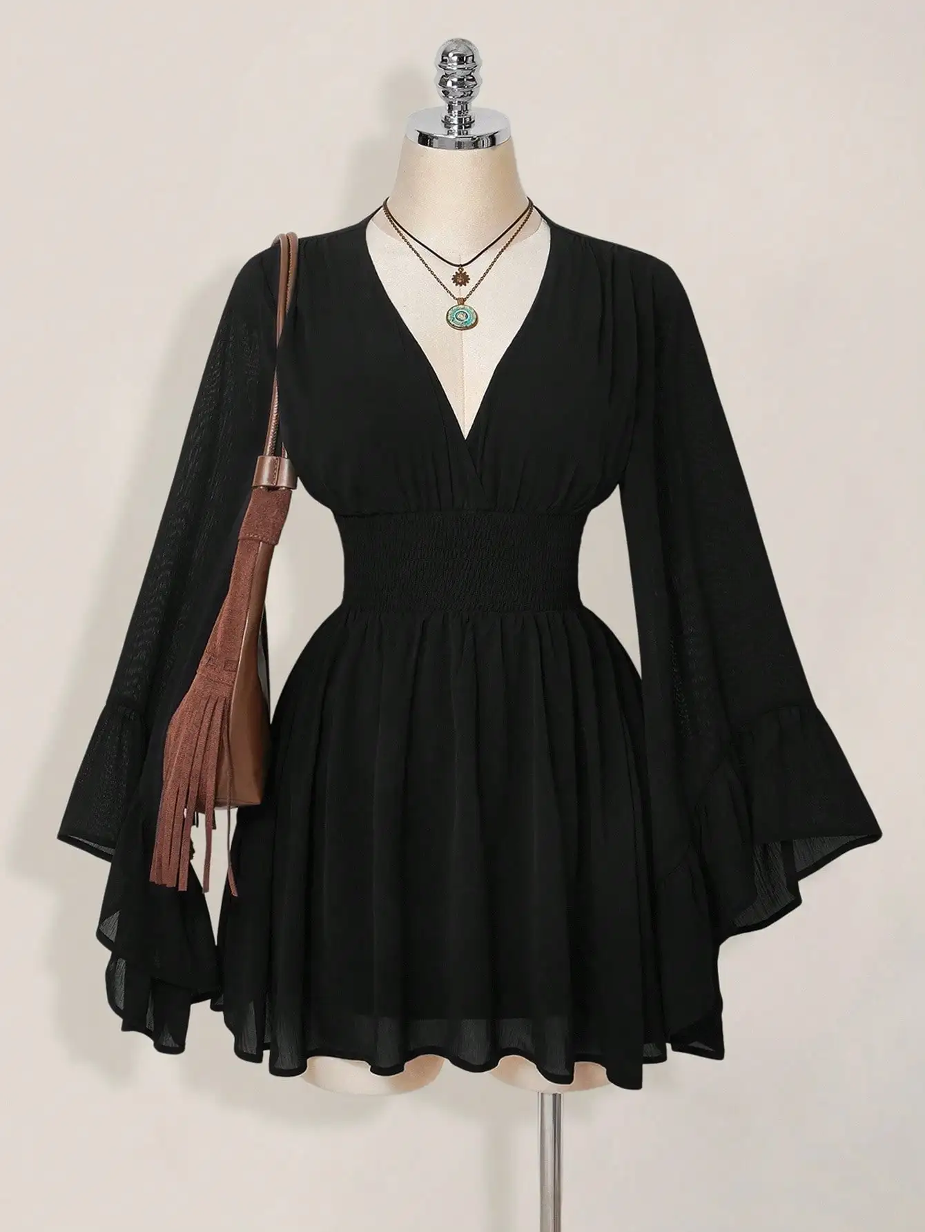 Robe courte noire à col en V pour femme, cintrée à la taille, avec manches cloche, en mousseline fluide, tenue automne-hiver