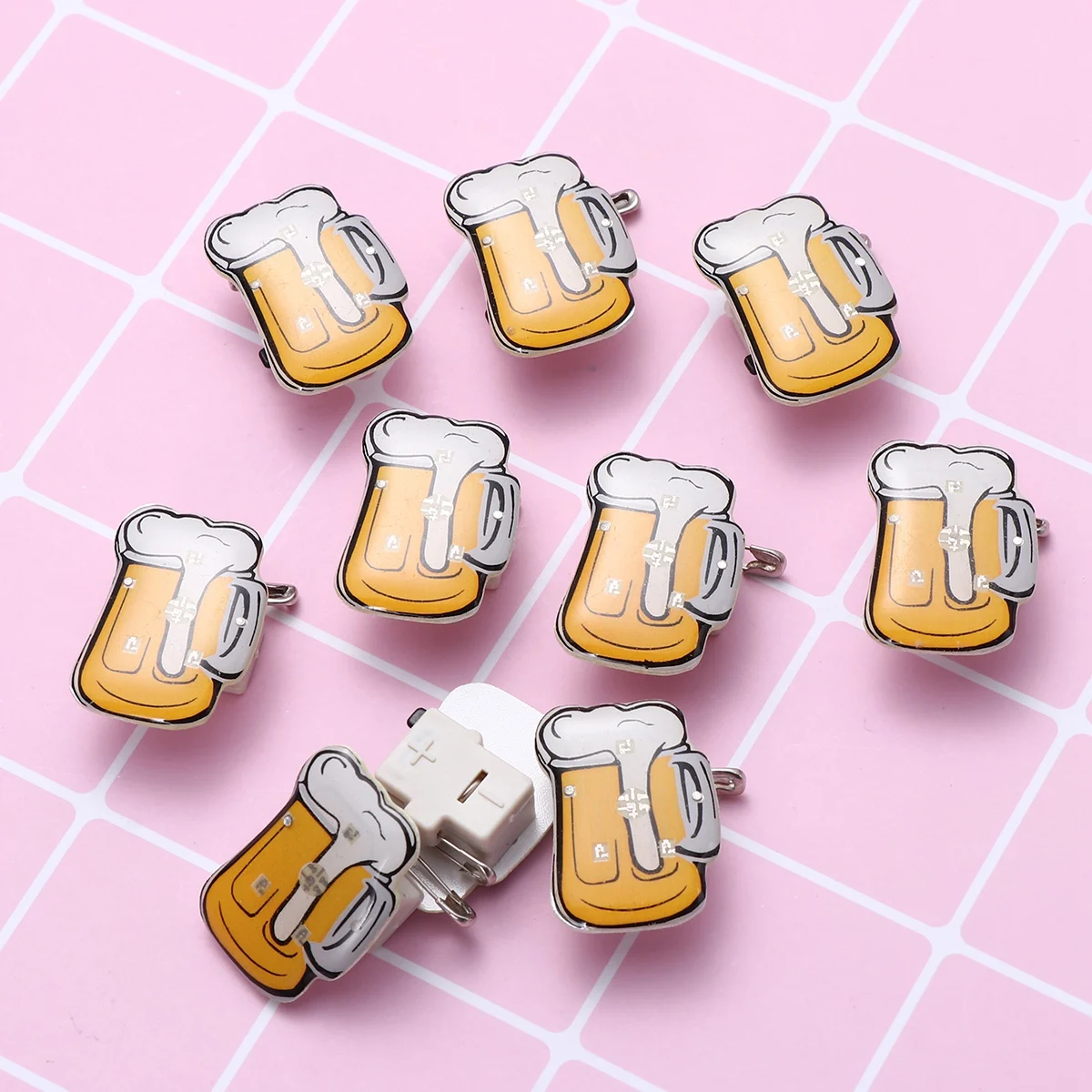 10pcs Cartoon Beer Mug Brooches Flashing LED Light Up Badge Brooch Party KTV Bar Favors Decor Prop Jewelry Pins Accessories NEW﻿