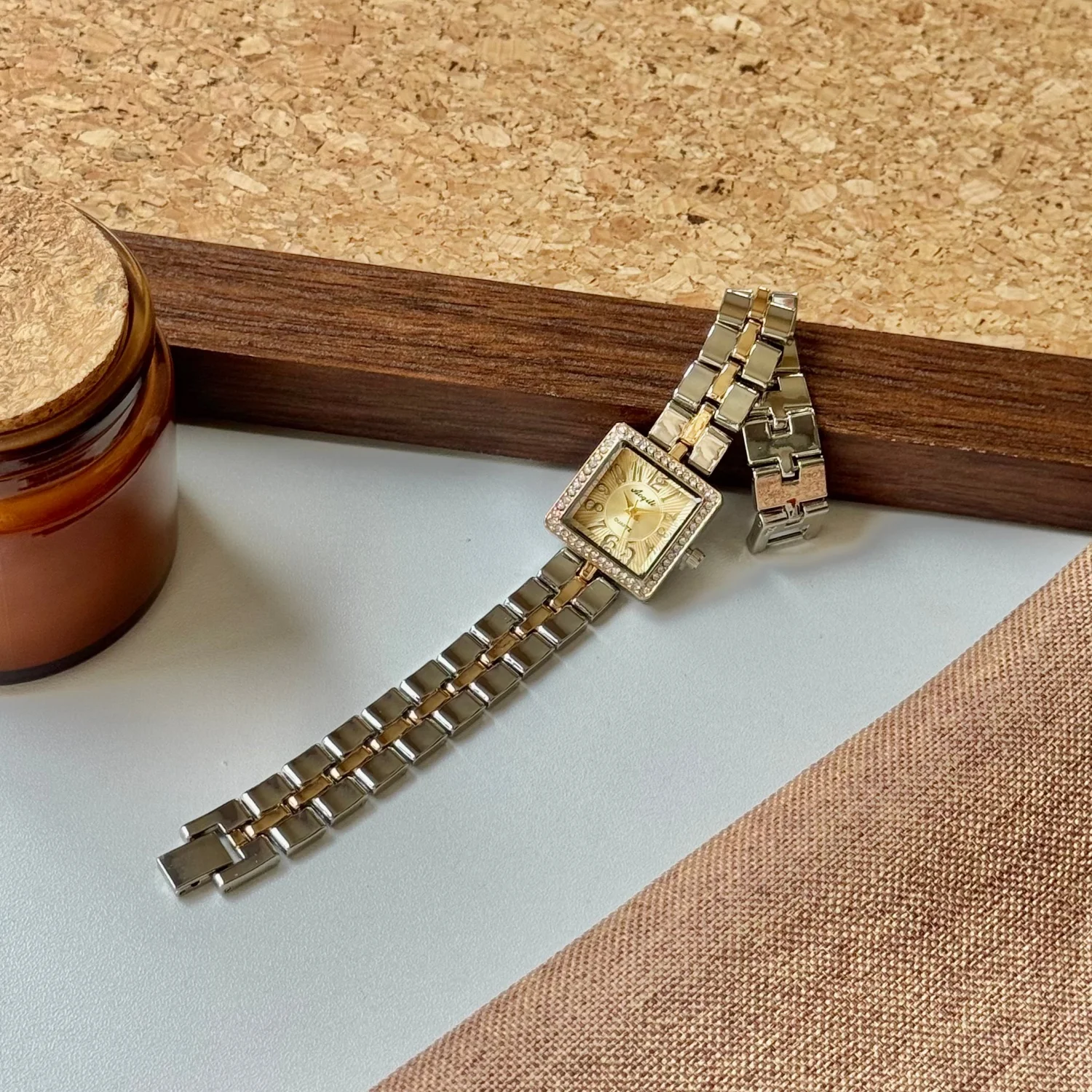 

Новые модные женские часы с квадратным циферблатом, женские кварцевые часы со стразами, золотой браслет с ремешком, наручные часы, женские часы Reloj Mujer