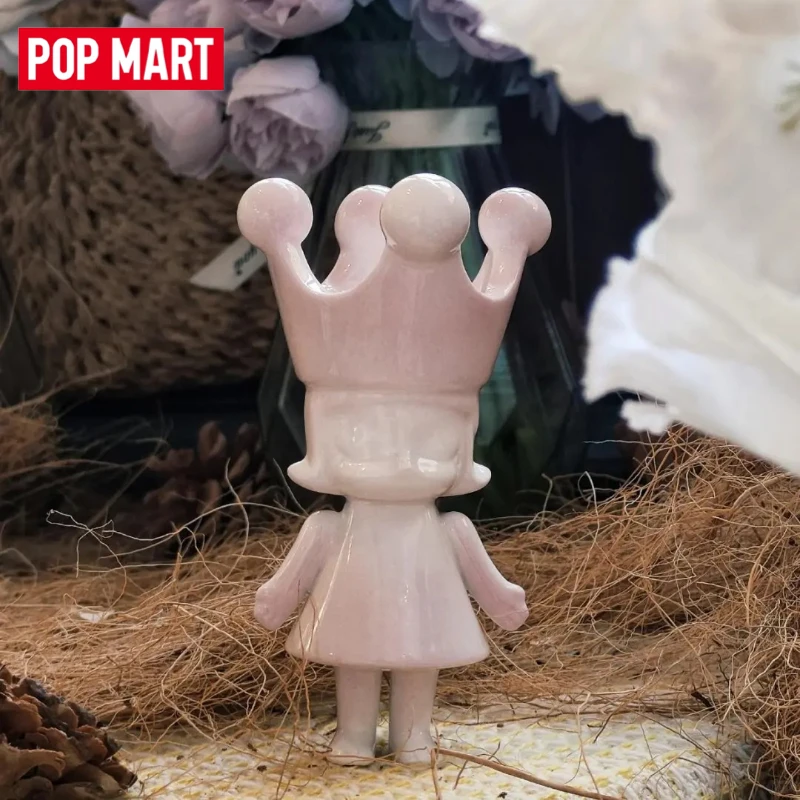 genuine-popmart-mega-royal-molly-rouge·china-100-fresh-and-charming-cute-figurine-creative-pendant