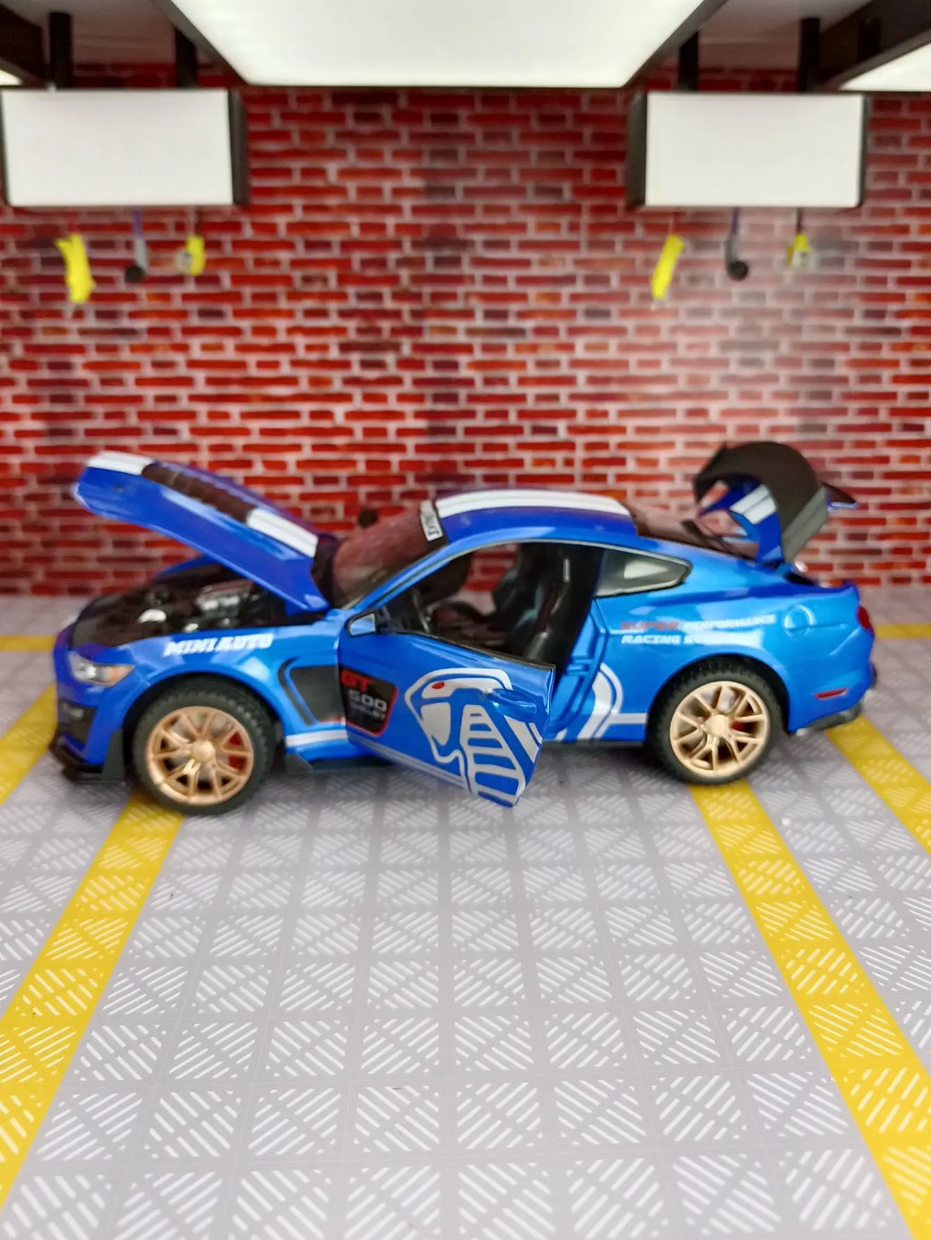 

1:24 Shelby GT500 сплав спортивный автомобиль модель автомобиля коллекция украшений двери могут открыть детские акустооптические игрушки тонкой работы