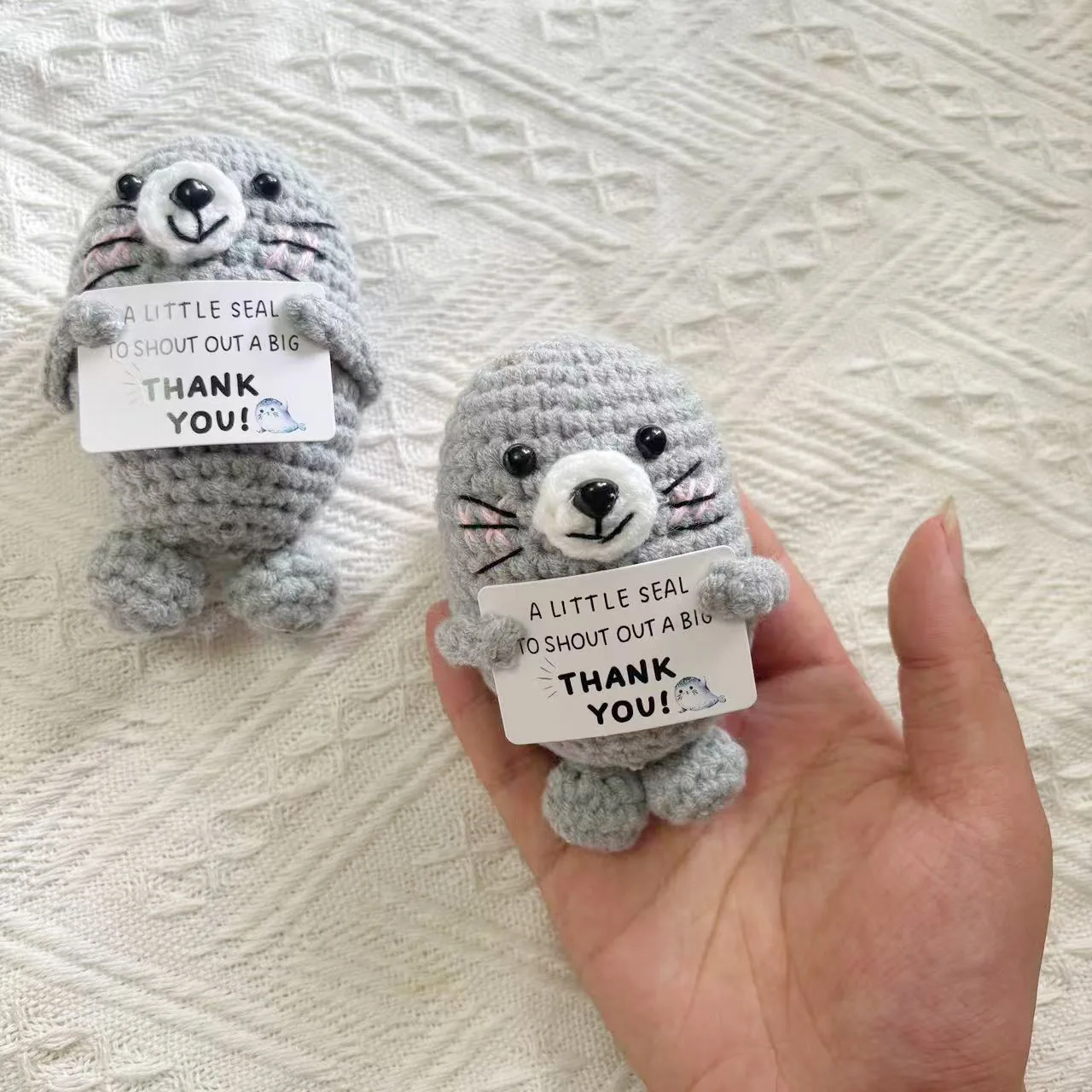 مضحك الإيجابية الكروشيه ختم سطح المكتب زخرفة اليدوية العاطفية دعم إيجابي ختم دمية مع بطاقة ديكور المنزل عيد الميلاد #1