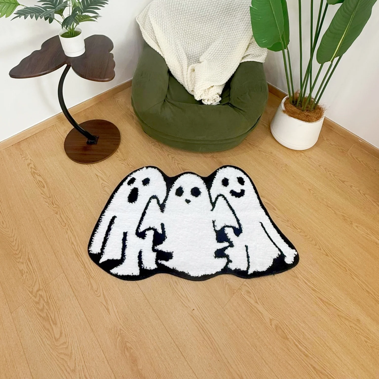 Cute Three Ghosts Tufted Rug, Cartoon Ghost Pattern Floor Mat, Anti-Slip Irregular Shaped Carpet for Halloween Decor, Room