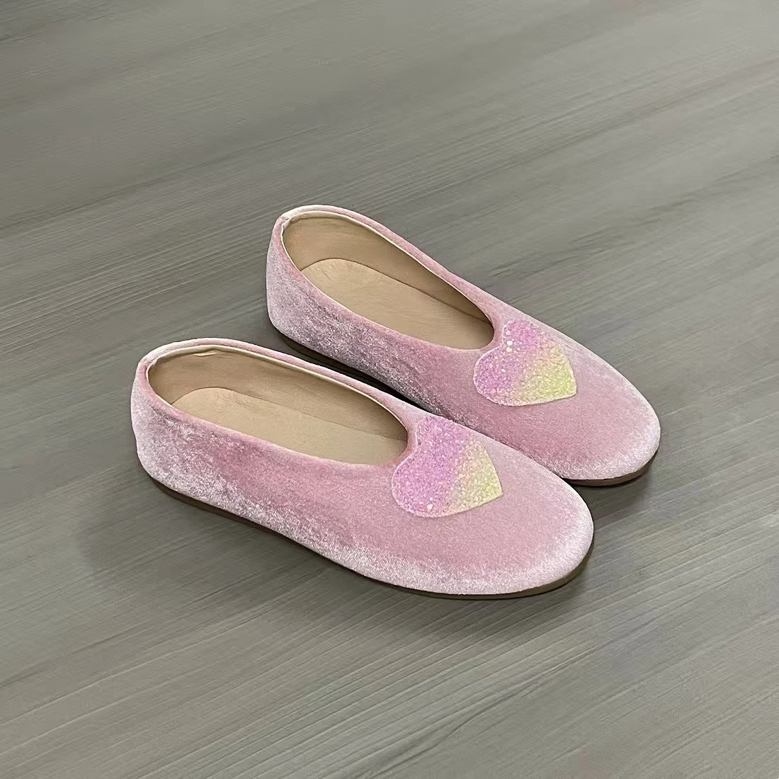 Xingliupi New Arrival Heart Shape Woman's Casual Flats Shoes Round Toe Ladies Shoes Retro Summer Comfortable Velvet Shoe
