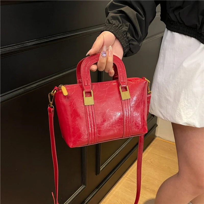 

Женский клатч в винтажном стиле в стиле ретро с цепочкой с металлическими деталями и роскошным кожаным экстерьерам