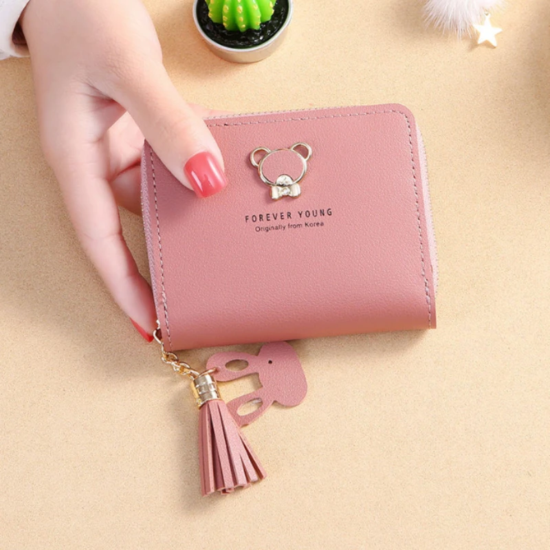 Dompet Mini Beruang Lucu – Dompet Koin Pendek Wanita dengan Slot Kartu – Kopling Pengait Fashion untuk Penggunaan Sehari-hari