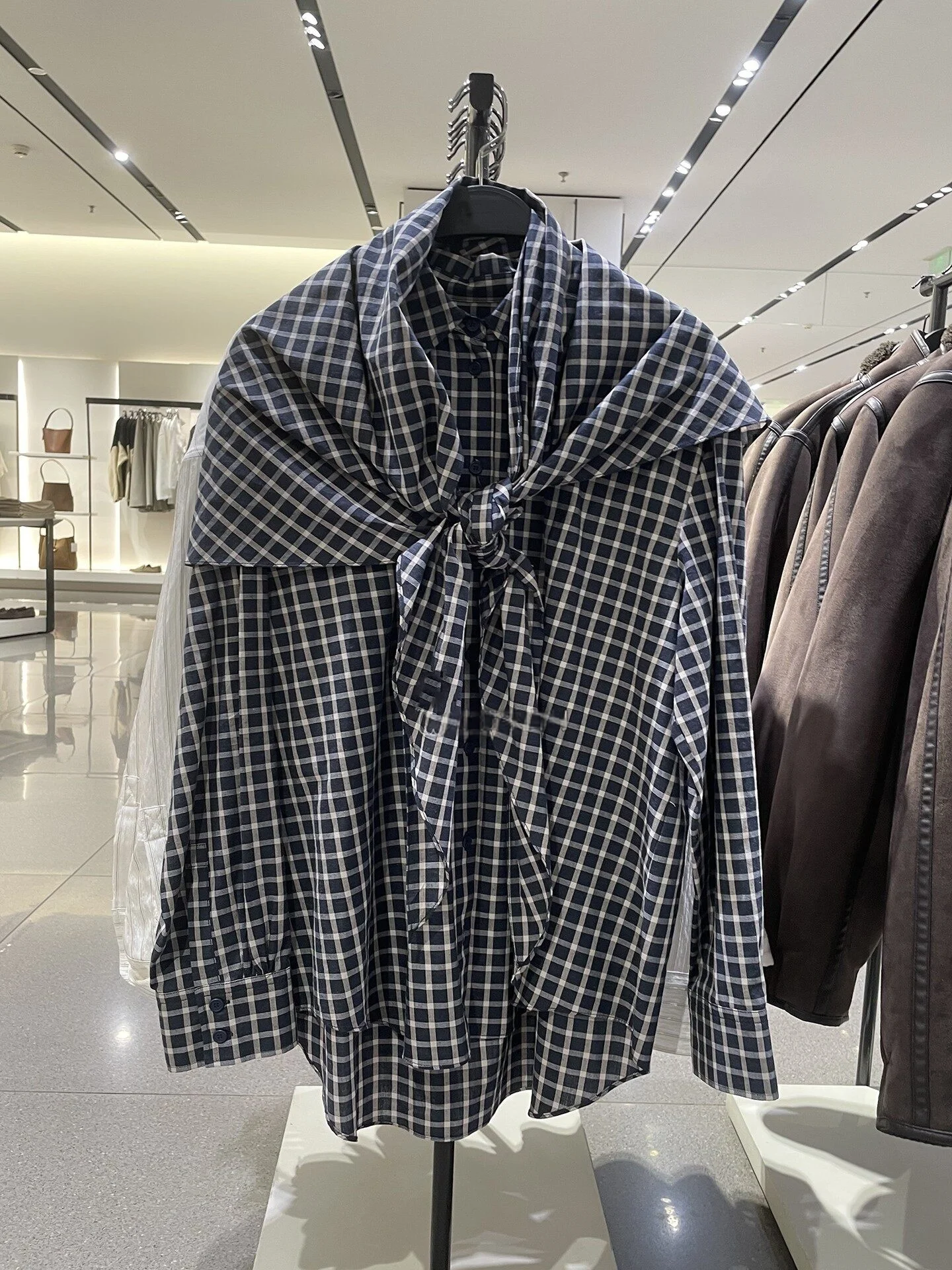 

Новая женская модная повседневная рубашка в клетку с длинными рукавами и отложным воротником в студенческом стиле, свободного кроя, с шарфом, 2026 год