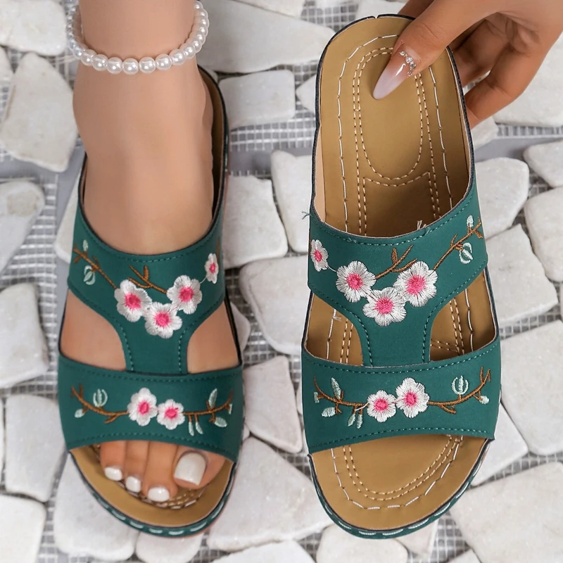 2025 sommer Neue Leder Blume Gestickte Retro Casual Weichen sohlen Schuhe Mode frauen Sandalen