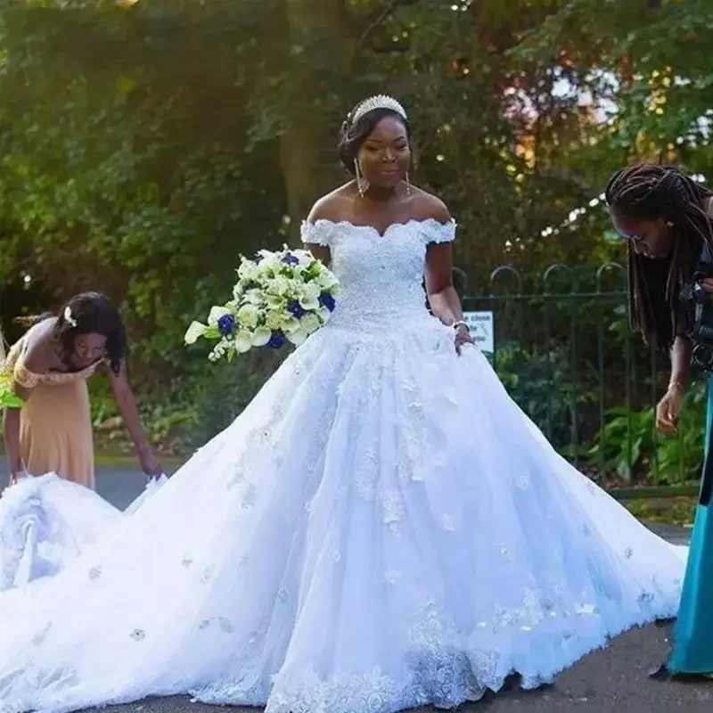 Abito da sposa personalizzato con fiori di design da donna nera africana, abito da ballo con spalle scoperte, abiti da sposa in pizzo taglie forti