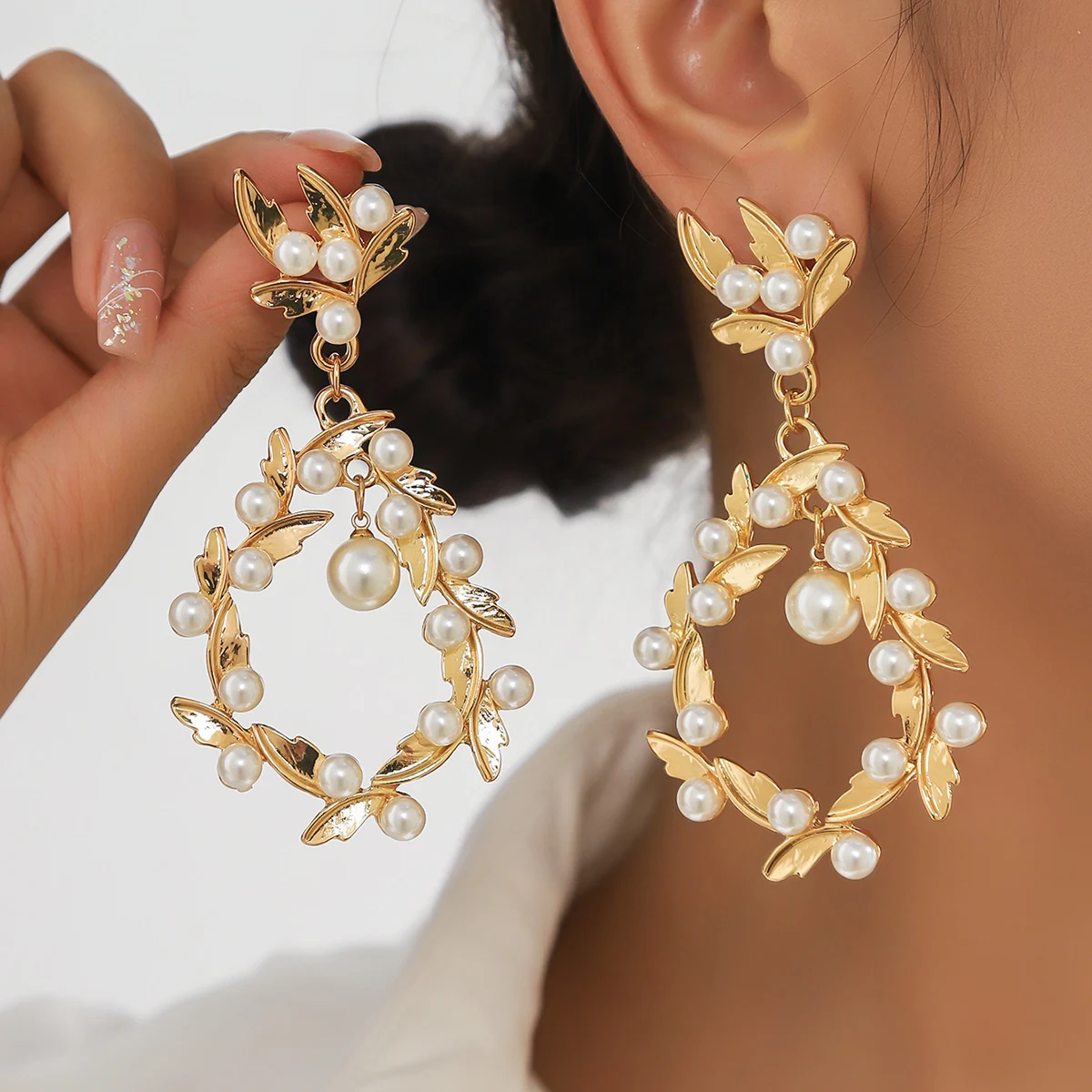 Creative retro heavy industry earrings for women, luxurious and high-end. Geometric styles with imitation pearl flowers and conc