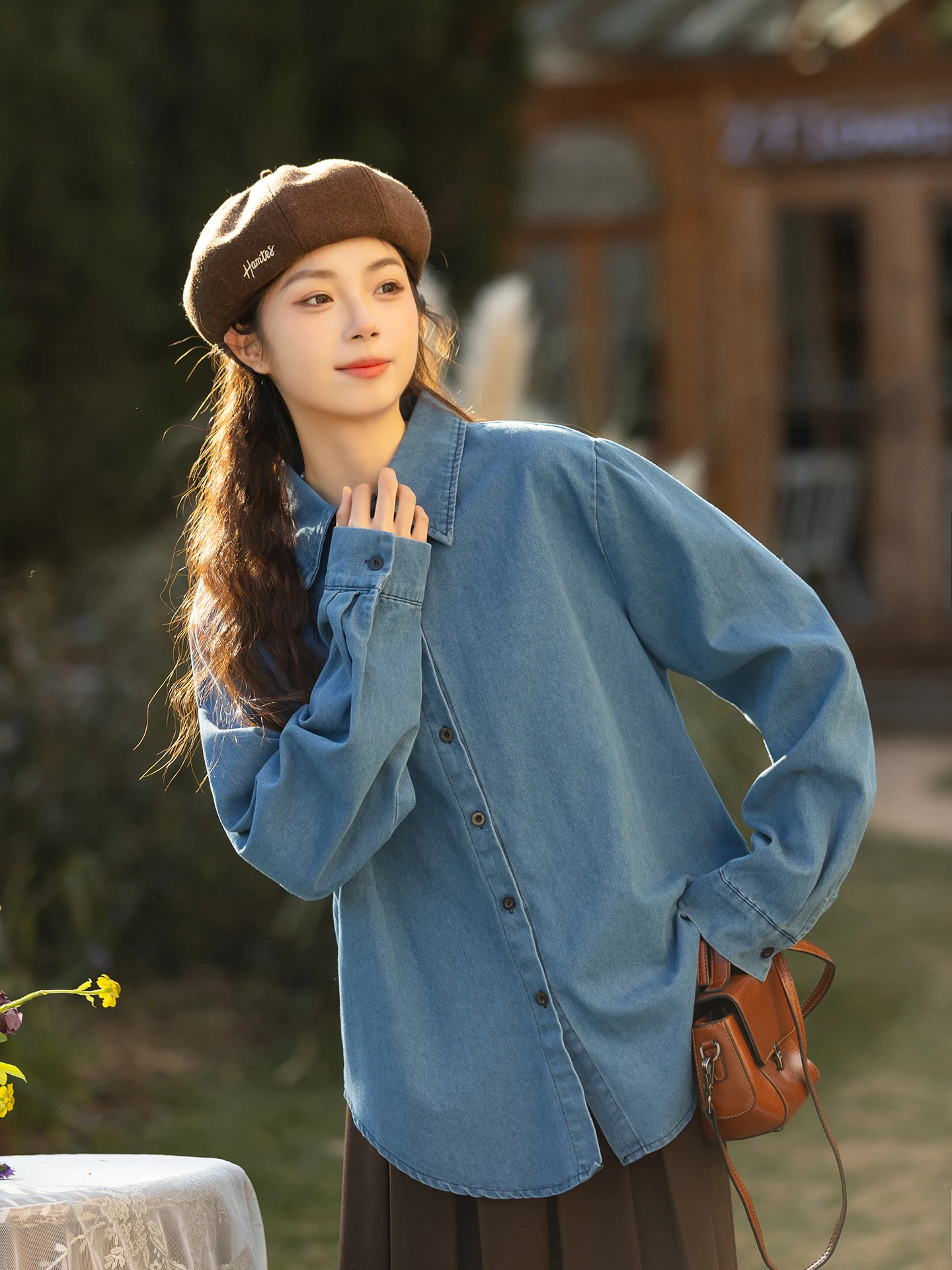 

Ретро-синяя джинсовая повседневная рубашка-куртка для женщин, весна 2026, для ношения в качестве внутреннего слоя, свободного кроя, из хлопка и полиэстера.