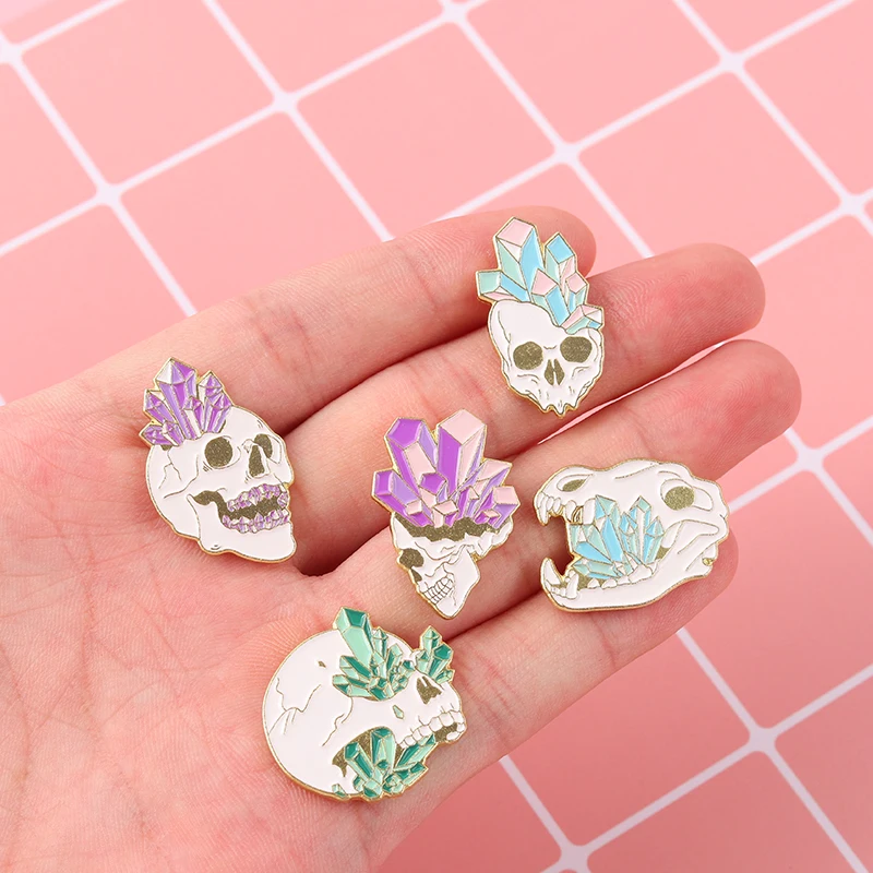 Pin esmaltado de esqueleto de cristal personalizado, broches de calavera de mineral verde, azul y morado, insignias para bolsa, ropa, joyería gótica Punk, regalo para amigos