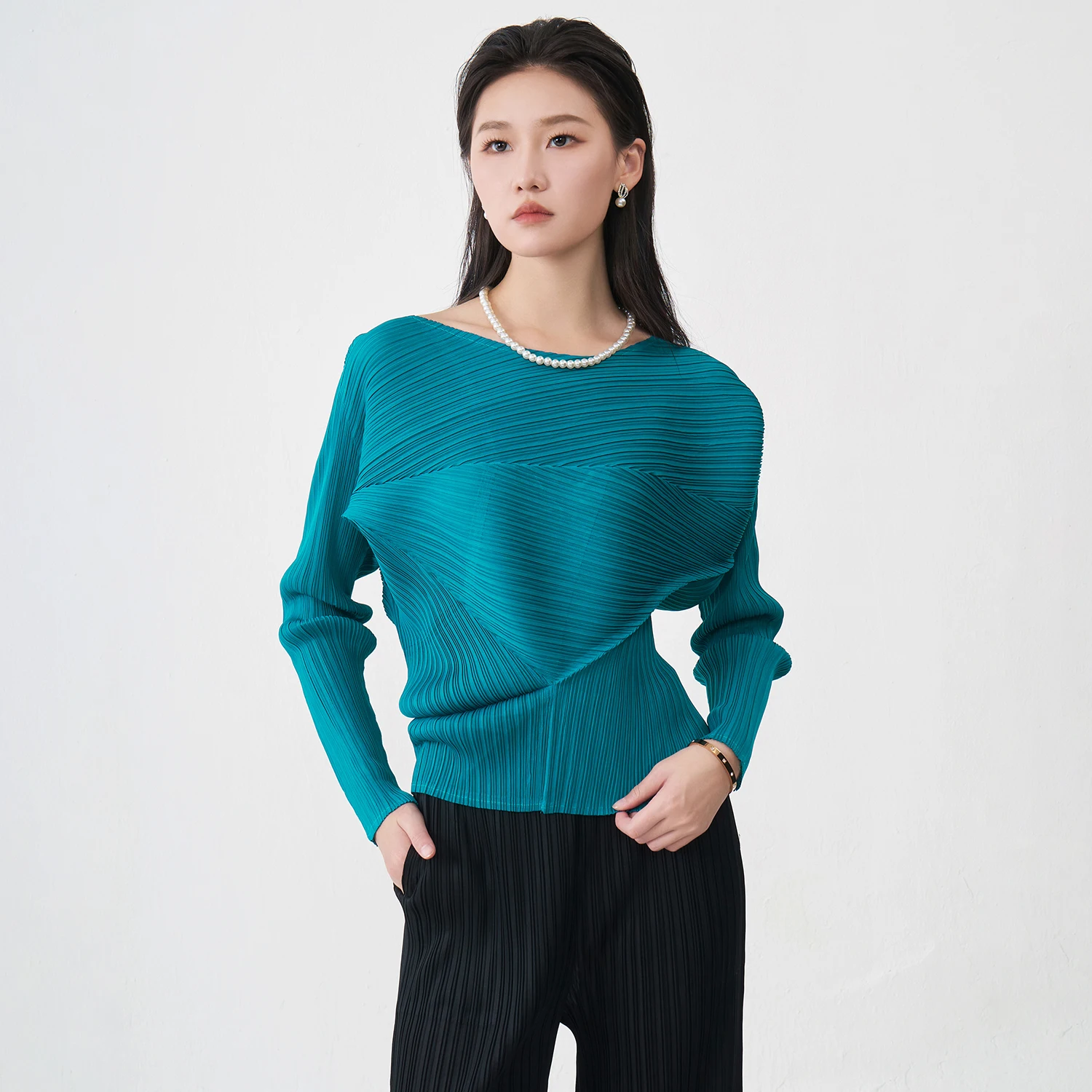 

2025 Latest Design Autumn Women's Fashion Tops Loose Elastic Long Sleeve Design Casual Tops Miyake Pleated T-shirt