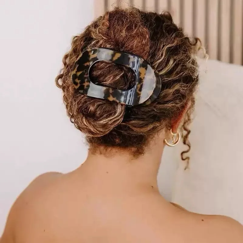 Stilvolle ovale flache Haarspangen für Damen – für optimalen Halt – erhältlich in einfarbigen Farben und Leopardenmuster für vielseitigen Einsatz – Detail 9