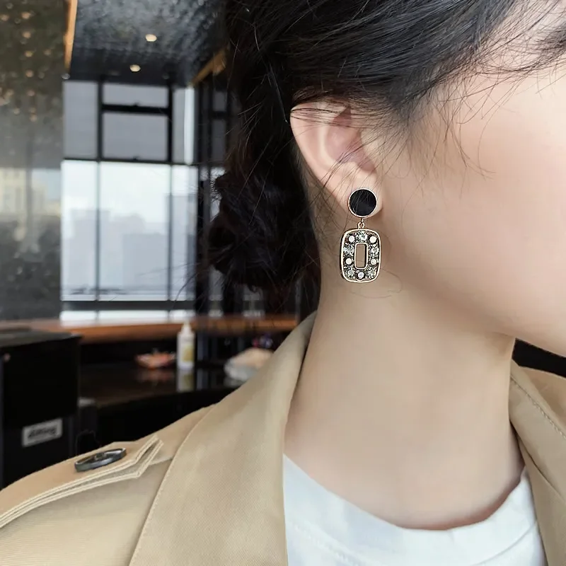 Retro Hong Kong style earrings women's new high-end temperament earrings light luxury