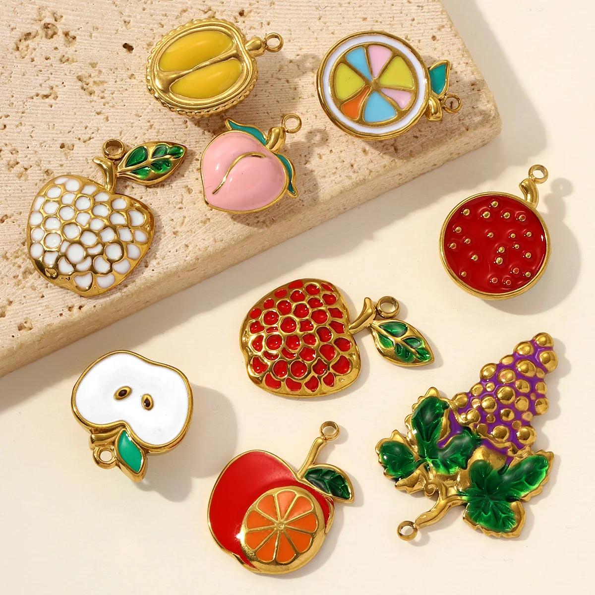 Lote de 3 piezas de dijes DIY de acero inoxidable esmaltado con diseños de limón, pomelo, durián, melocotón, colgantes para collar y accesorios para zapatos con forma de manzana, al por mayor