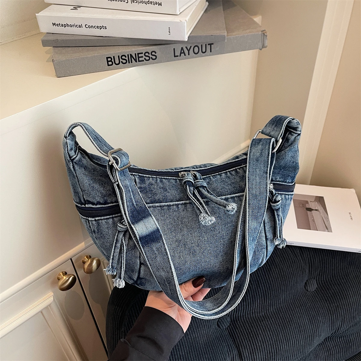 

Легкая шикарная женская сумка 2-в-1 премиум-класса из однотонной джинсовой ткани с регулируемым ремешком через плечо/через плечо, просторная вместимость для повседневного использования в кампусе
