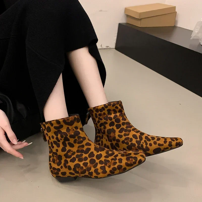 Botas de tornozelo de leopardo camurça quente sapatos femininos marca de inverno dedo do pé quadrado casual chelsea tendência botas de neve de salto baixo mujer zapatos