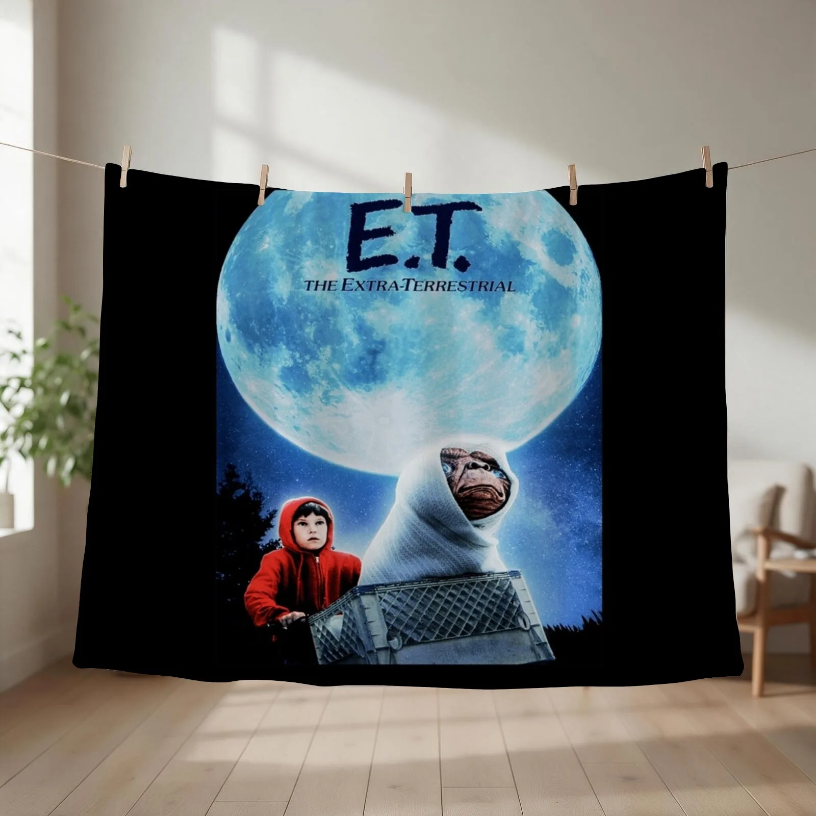 E.T. The Extra Terrestrial (1982) Movie Classic . Throw Blanket couch cozy soft plush fuzzy picnic outdoor blanket