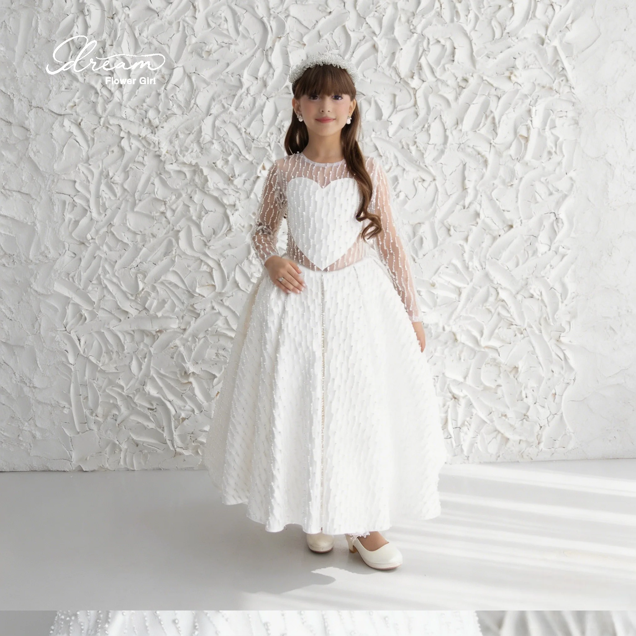Fashionable flower girl ankle-length voluminous skirt evening dress, featuring beading and a white heart-shaped neckline