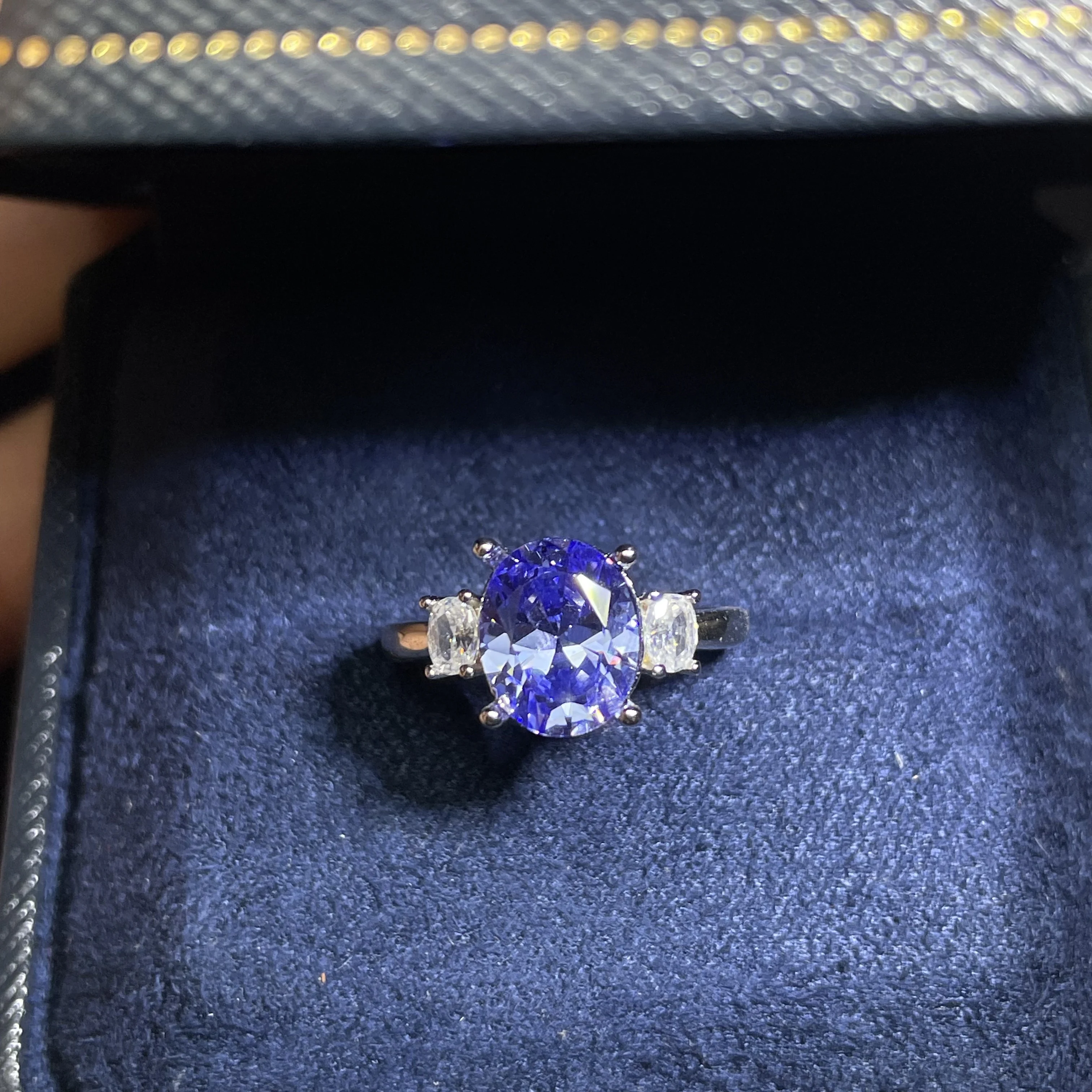 Anillo solitario con piedra de color azul marino, de diseño elegante y sofisticado, con un estilo minimalista. Es el regalo ideal para mujeres.