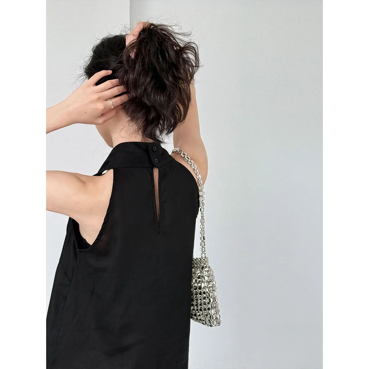 T-shirt con scollo a V in lino francese da donna, nuova maglietta estiva con bretelle stile vacanza