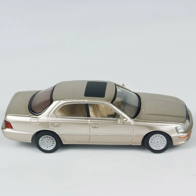 다이캐스트 오리지널 1:64 스케일 Lexus LS400 시뮬레이션 합금 자동차 모델 정적 디스플레이 소장 장난감 선물 기념품 장식