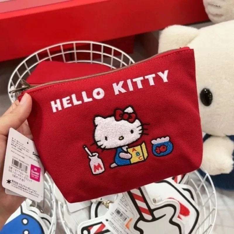 

НОВАЯ милая женская косметичка Hello Kitty красного цвета, большая вместительная сумка для макияжа, лимитированная серия к 50-летию, вышитая сумка-кошелек для хранения