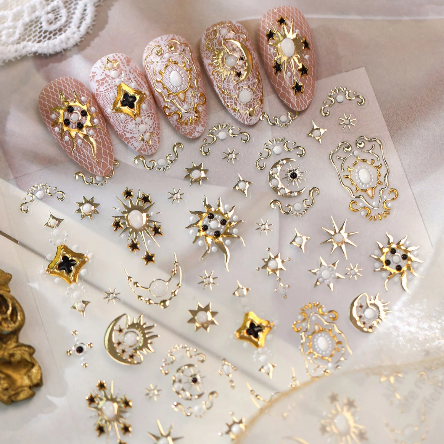 Luxuriöser Palast 5D Nagelaufkleber Vierzackiger Stern Oktagramm Halbmond Retro Schild Mit Perlen Selbstklebender Vintage Nagelkunst-Aufkleber