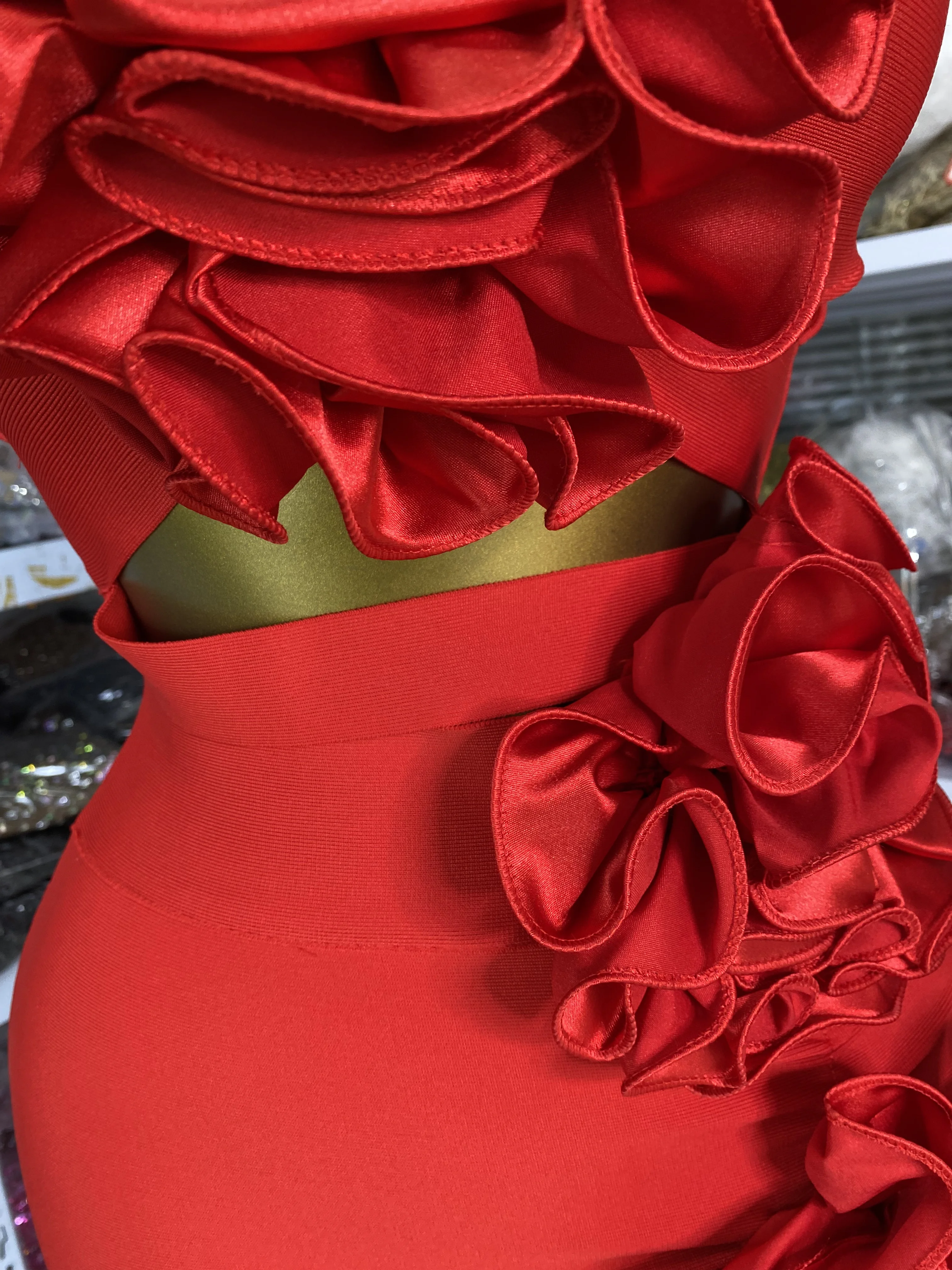 2025 ฤดูร้อนสีแดงผ้าพันคอยืดหยุ่นสปาเก็ตตี้สายคล้องคอ V คอ Appliques ตัด Bodycon MINI Celebrity Evening Club PARTY Dresses