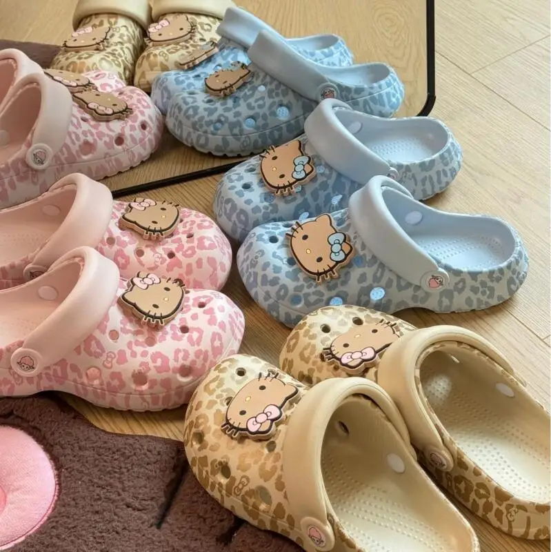 Hello Kitty Sandalen Bestseller 2026 Beliebte Leopardenmuster Croc Schuhe Damen Sommer Ins Cartoon Atmungsaktive Süße Hausschuhe Geschenk