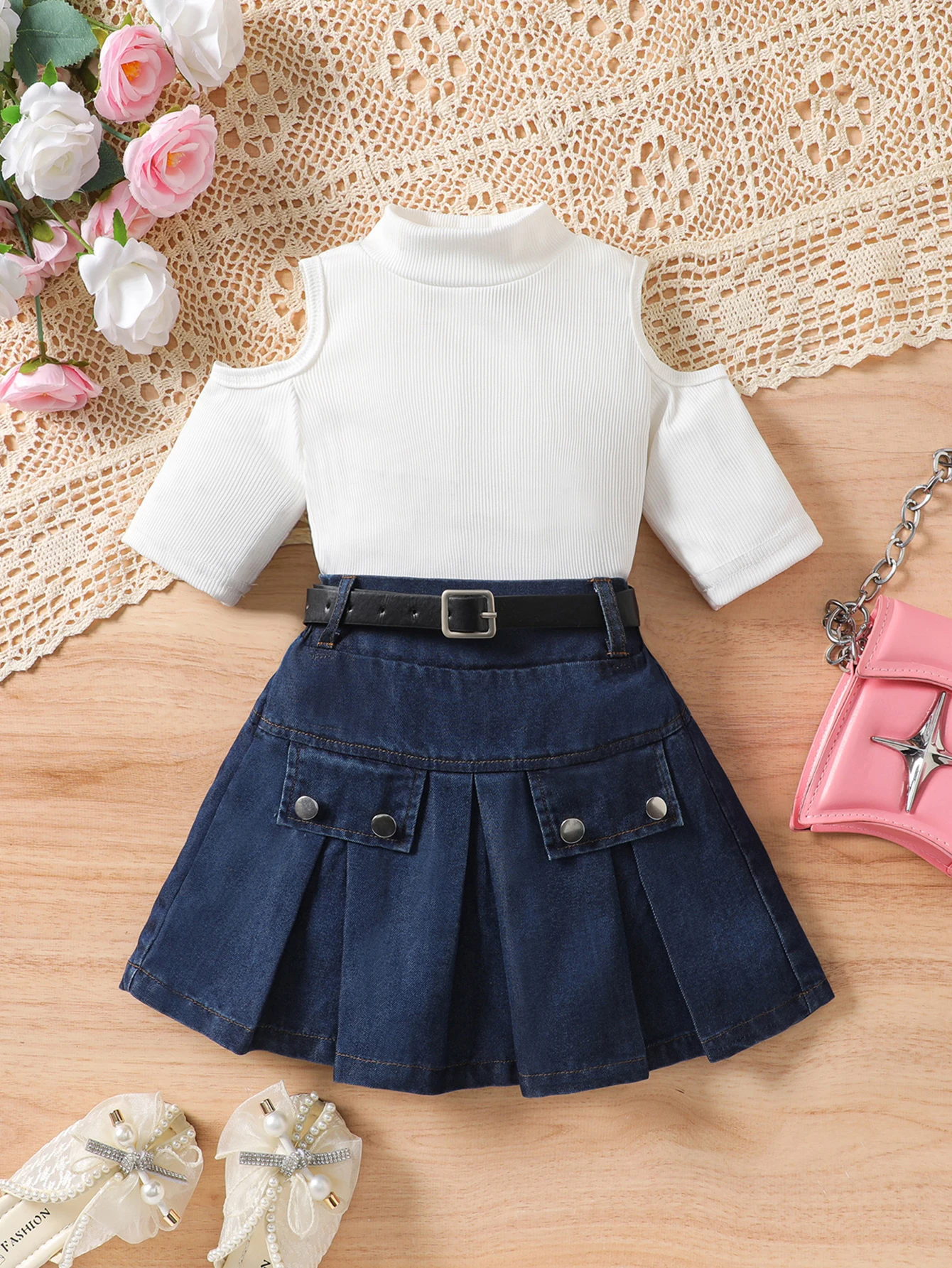 طقم تنورة بناتي كاجوال بطيات نصف طول من الدنيم مع بلوزة وحزام محبوكة مكشوفة الكتفين #1