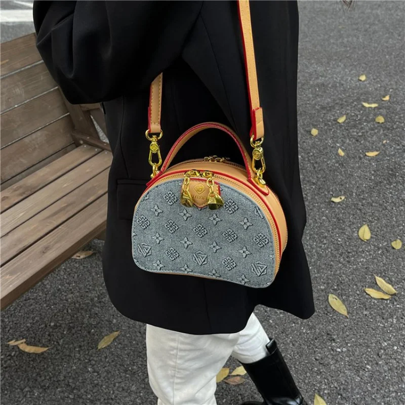 

High-End Women's Messenger Bag Made Of Brushed Leather Boasting Paris Style And High-End Commuter Vintage Look​