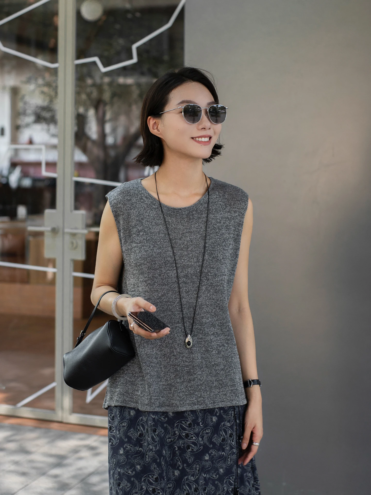 

Женский трикотажный топ Zhou Zhou 2025: новая летняя коллекция, однотонный, с круглым вырезом, с разрезом, повседневный, облегающий, модный