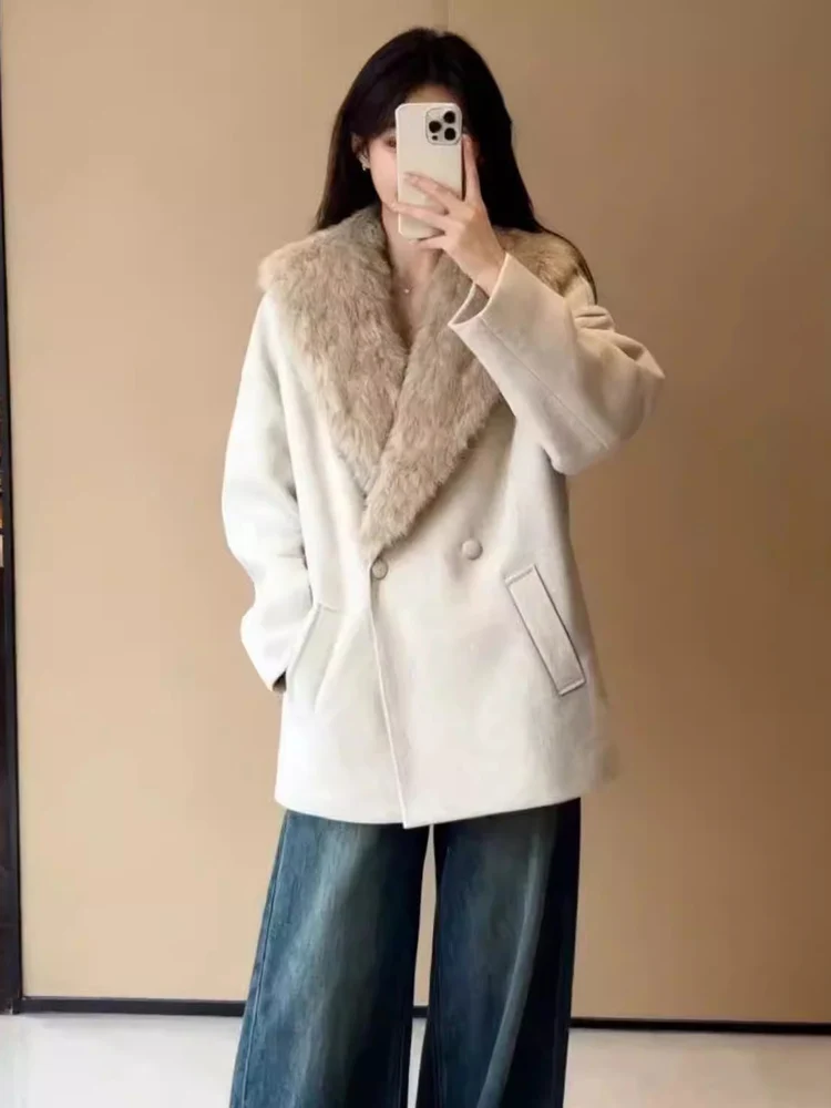 Damski płaszcz zimowy z efektem sztucznego futra, miękki kołnierz ze skóry ekologicznej, długi rękaw, zapinany na podwójne guziki, styl casual.