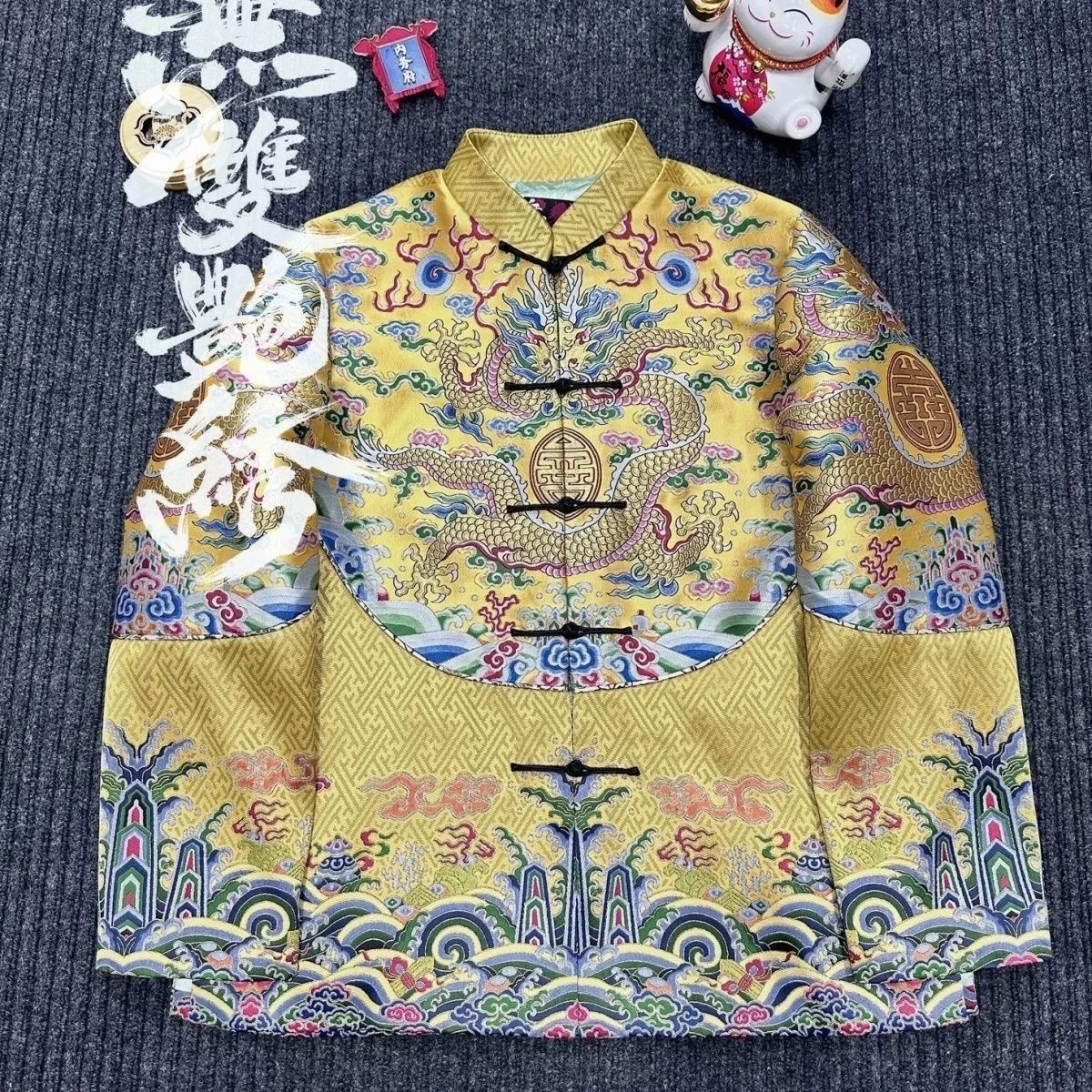 

Повседневный длинный костюм Тан с принтом дракона, мужской китайский костюм с воротником-стойкой на пуговицах, длинное пальто, модное осеннее волокно из полиэфирного волокна...