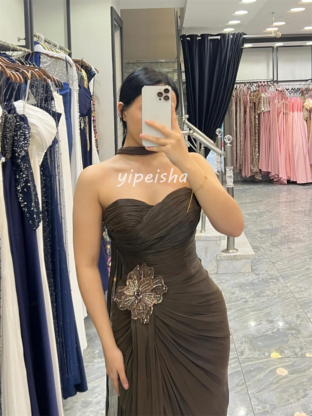 Sukienki wieczorowe retro, długie, bez ramiączek, proste, z szyfonu, z plisami, drapowane, z ręcznie robionymi kwiatami, zdobione koralikami i cekinami, na zamówienie.