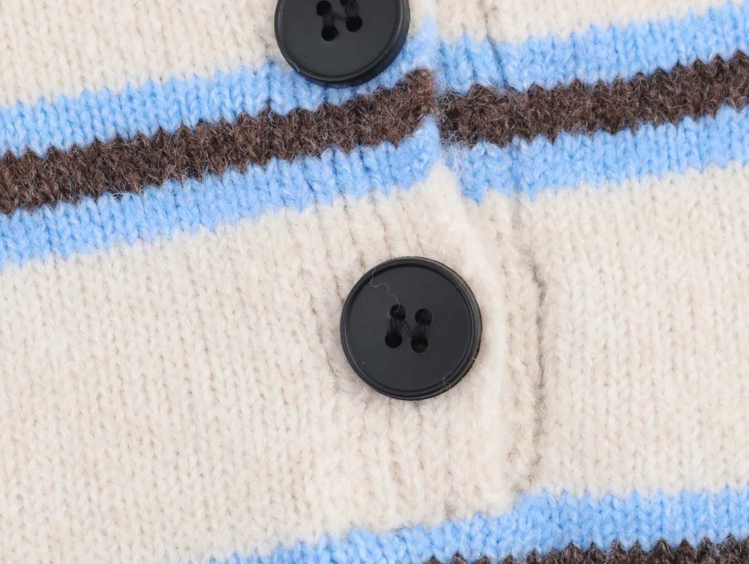 سترة نسائية لخريف 2025 بأزرار مفتوحة وطية صدر السترة وياقة بولو بألوان متباينة سترة محبوكة بأكمام كاملة بلوفر تريكو