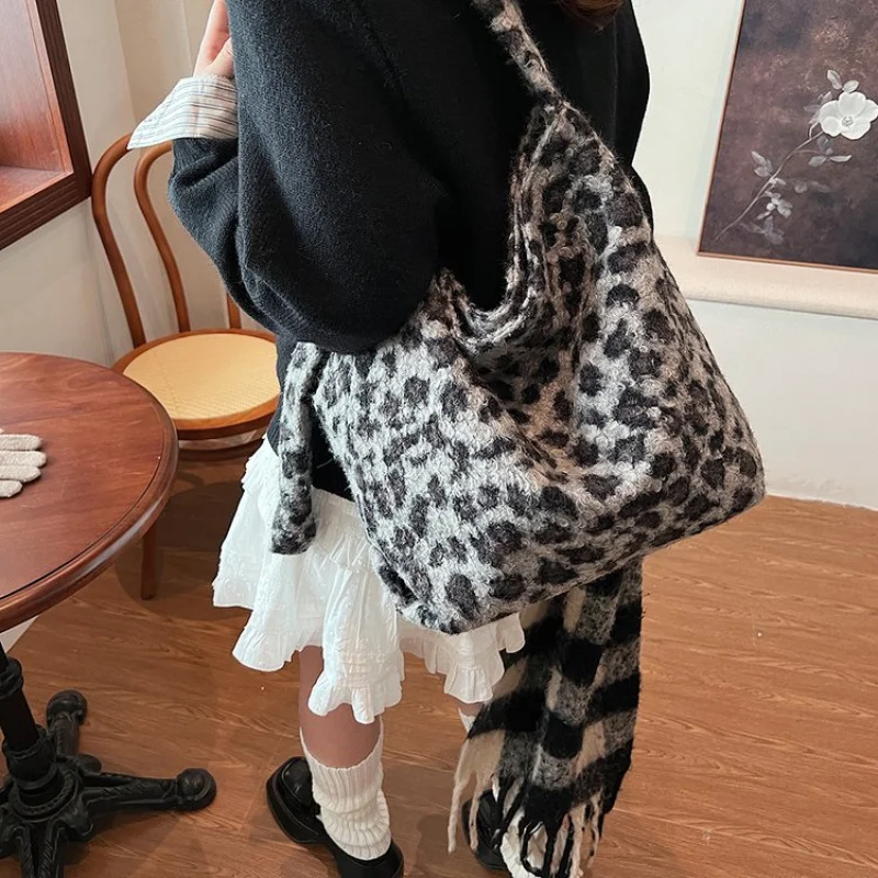 

Elegant Leather Handbag For Ladies With A Trendy Commuter Design And Simple Vintage Aesthetic