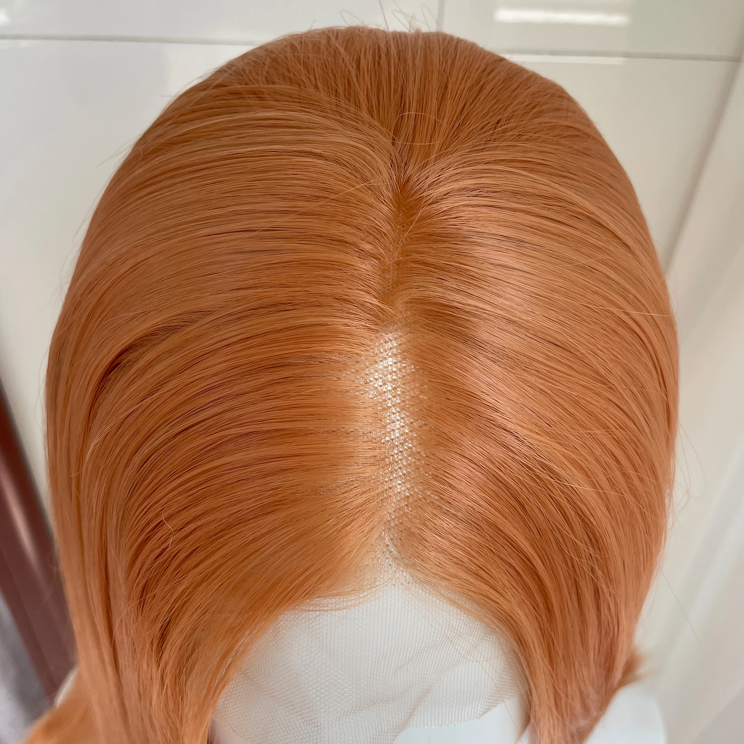 Hellorange schulterlange 13x4 synthetische Lace-Front-Perücken für Damen, mittlerer Teil, kurze gerade Perücken, leimlose Perücken, 150 % Dichte – Detail 2