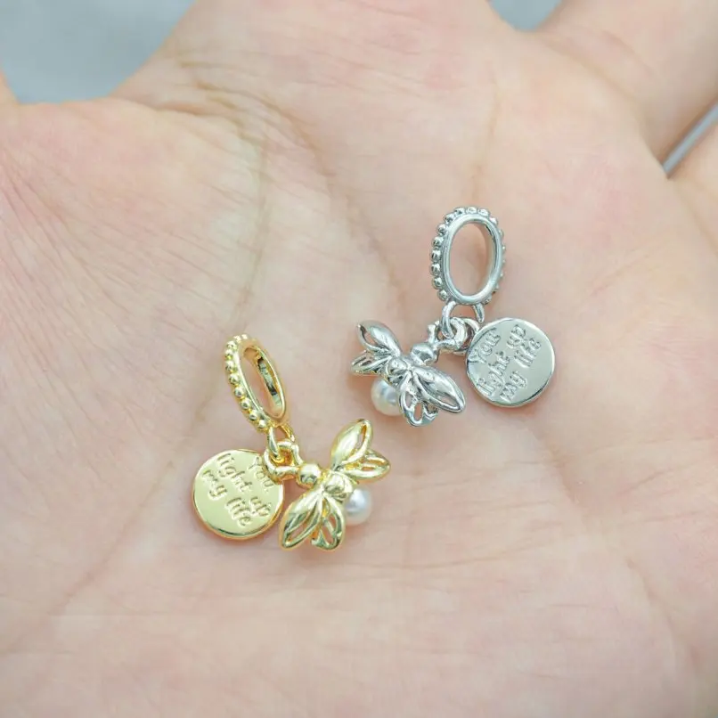 

2Pcs Copper Charms Plated Pendant Coin Letter Round Shape Bee Alphabet Approx 13x19.8mm Jewelry Special Gift