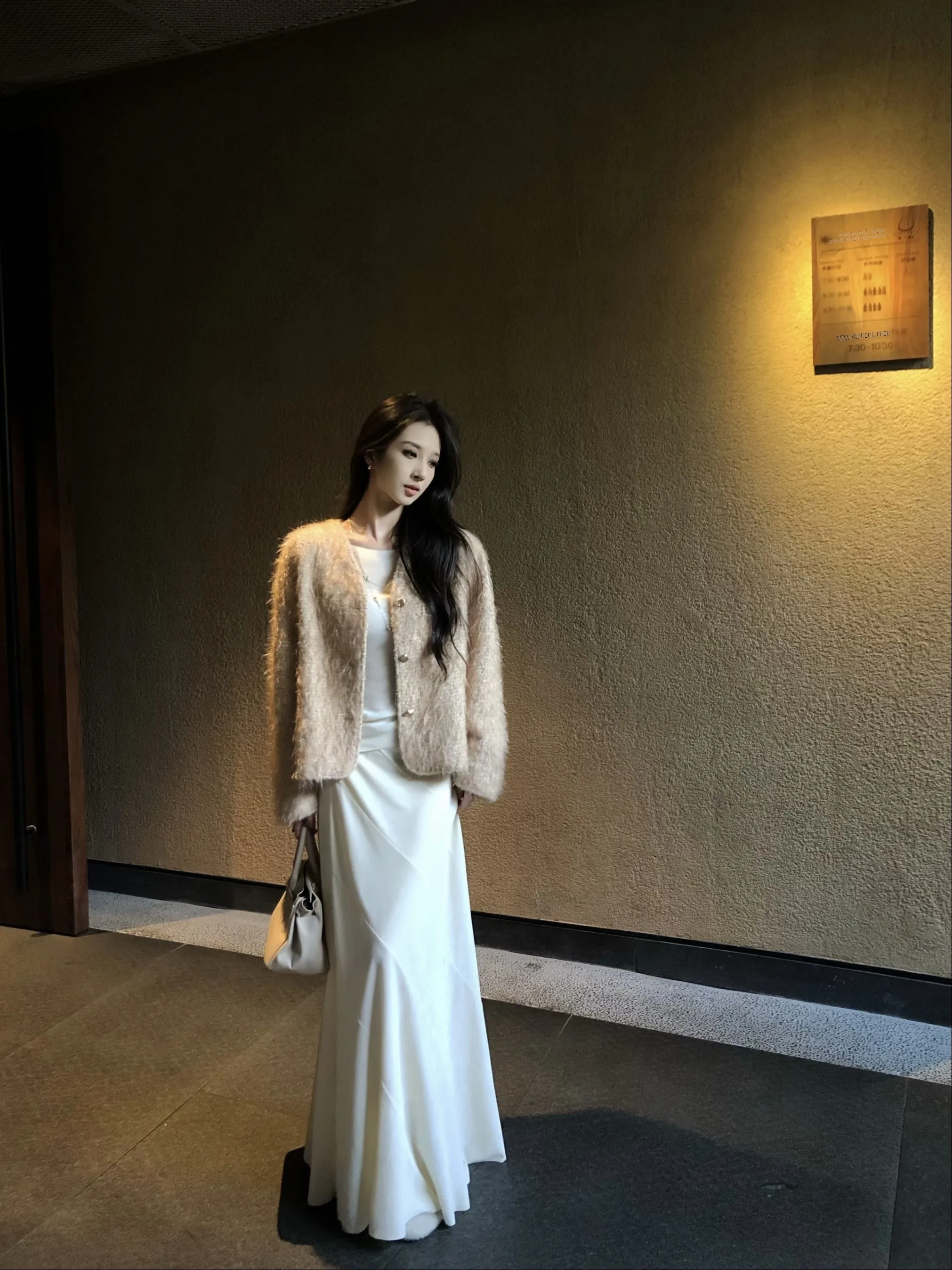 

Женская шерстяная куртка с V-образным вырезом, свободного кроя, на пуговицах, новая осенняя коллекция 2025 года, модная верхняя одежда