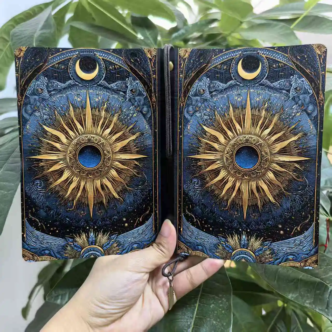 Vintage Himmelskörper Sonne Mond Reisetagebuch, Ästhetisches Astrologie-Notizbuch mit Gummiband, Retro Tarot-Stil Leder – Detail 1